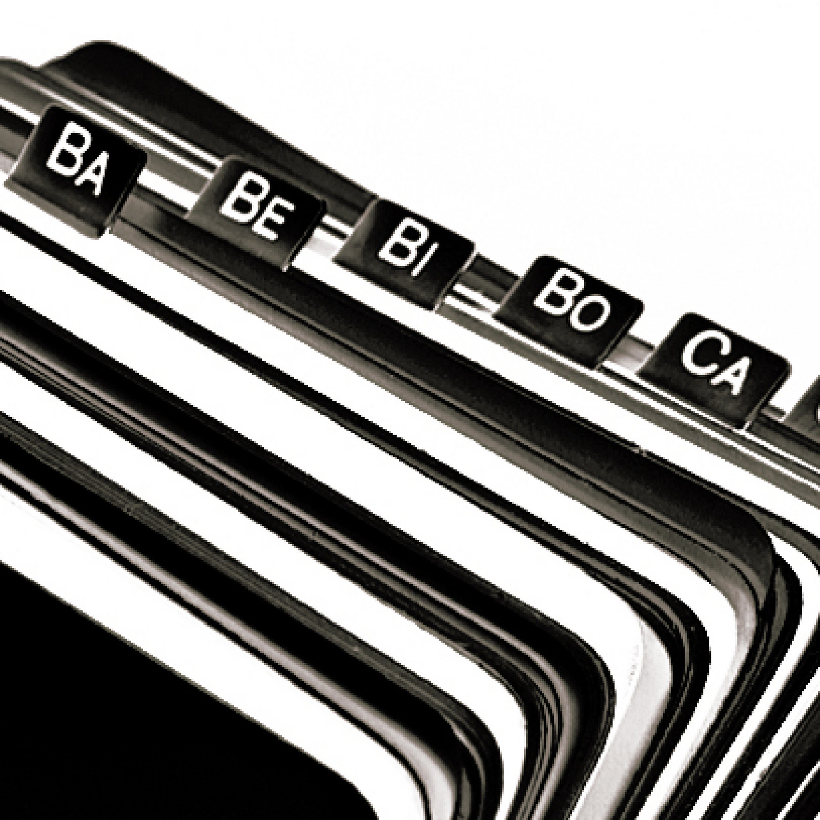 hochzwei_ttp_teaser_04.jpg Schwarze Aktenmappe mit weißen Papier