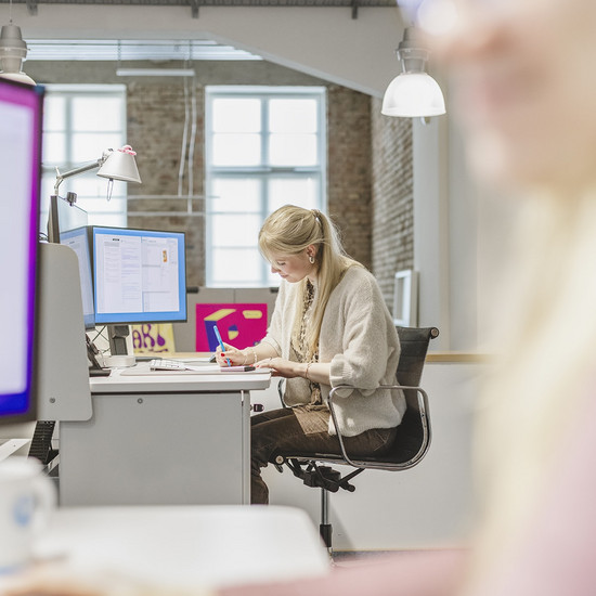 Team Online Marketing bei HOCHZWEI bei der Arbeit am Schreibtisch