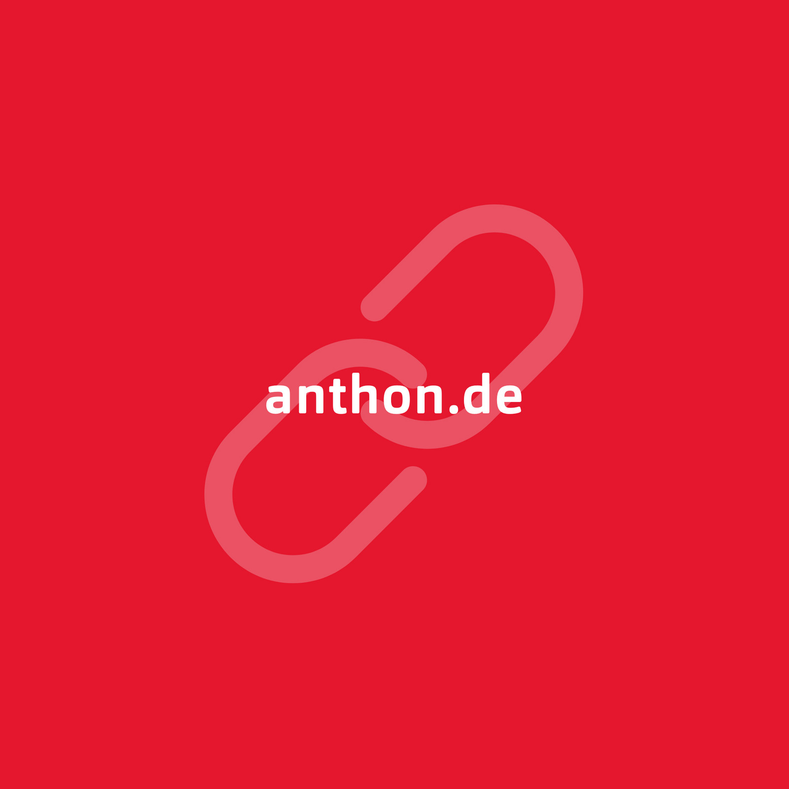 hochzwei_anthon_teaser_08.jpg Weißer Schriftzug anthon.de auf rotem Hintergrund und großem Kettensymbol