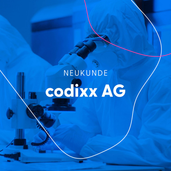 Foto einer Person in einem Ganzkörper Laboranzug, die durch ein Mikroskop schaut. Die Grafik hat einen starken königsblauen Filter und in der Mitte steht Neukunde codixx AG