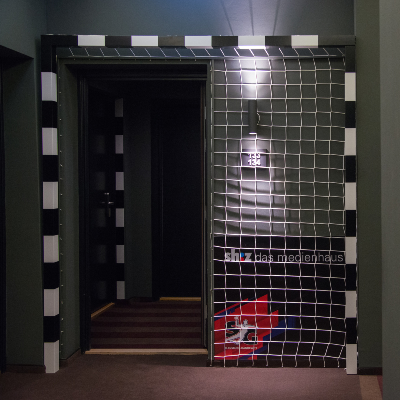 hochzwei_apo_teaser_07.jpg Ein SG Tor vor einer Hoteltür