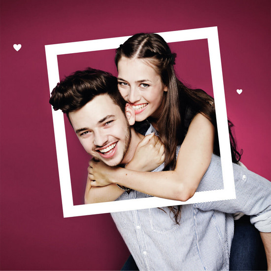 Bildschön! Junges lachendes Pärchen umarmt sich