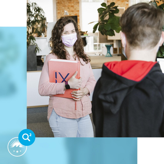 Onboarding Hochzwei Mitarbeiterin trägt pinke Mappe