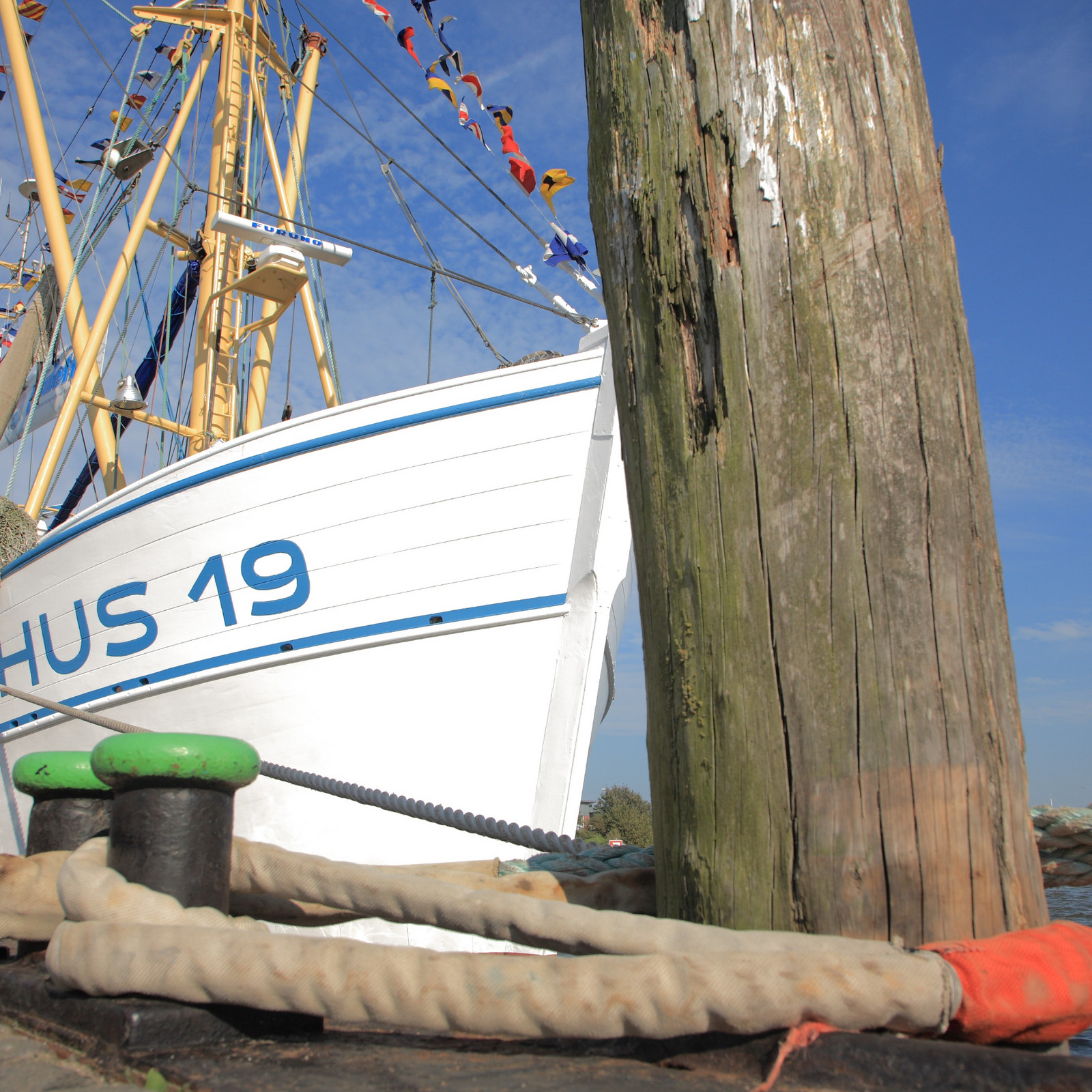 Weißes Schiff legt am Hafen an