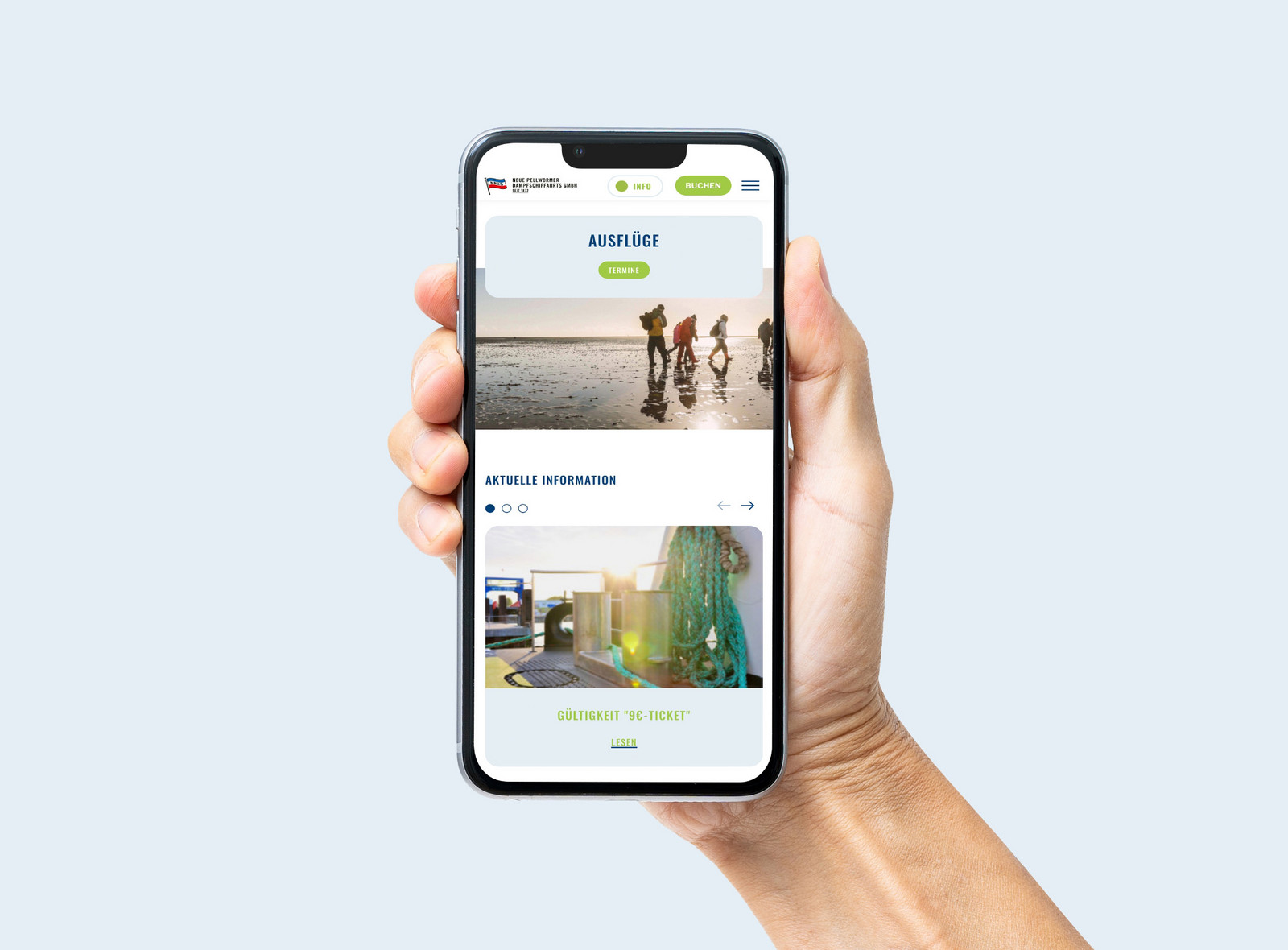 hochzwei_Pellworm_teaser_05.jpg Eine Hand hält ein Smartphone der Homepage