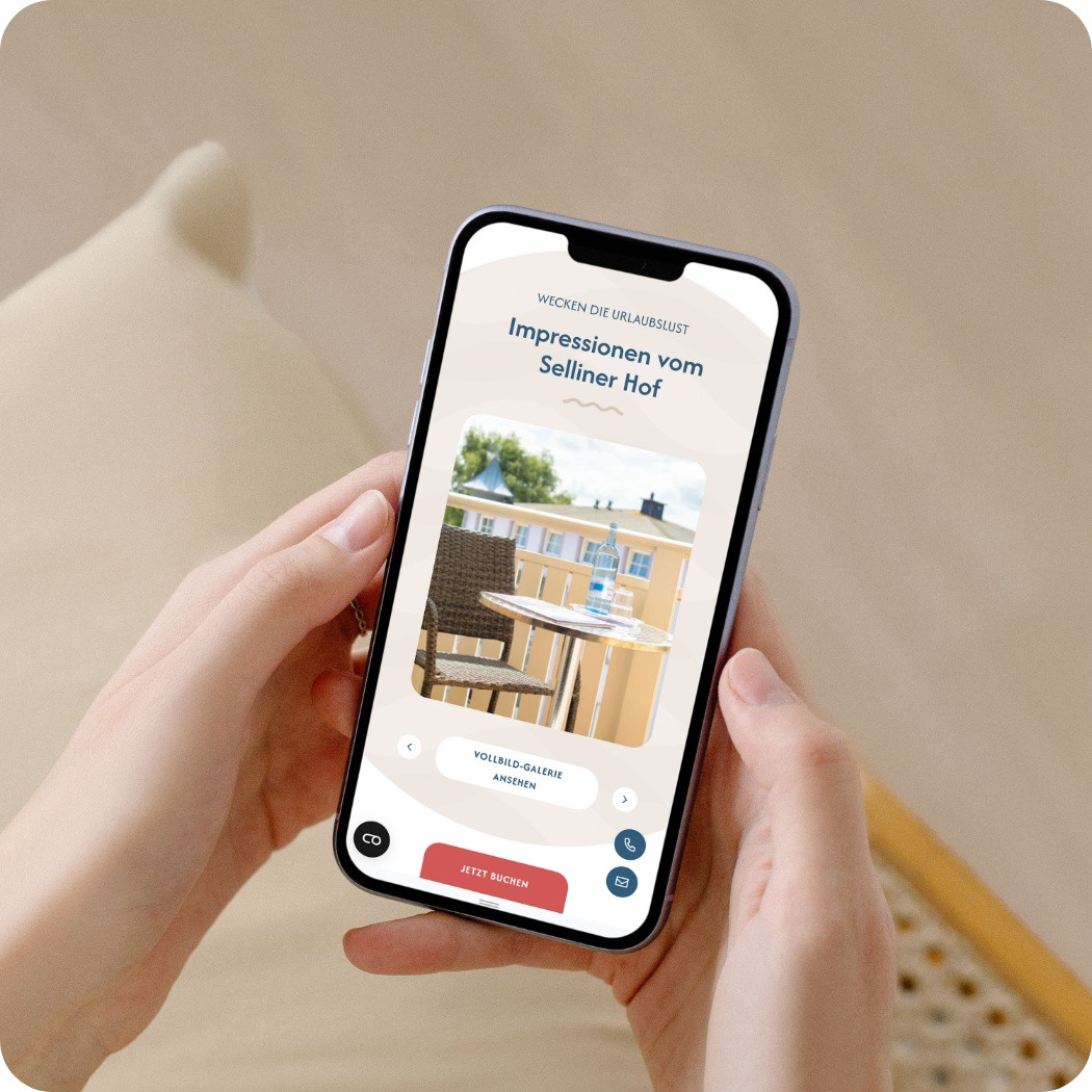 Hände halten ein Smartphone mit der Webseite
