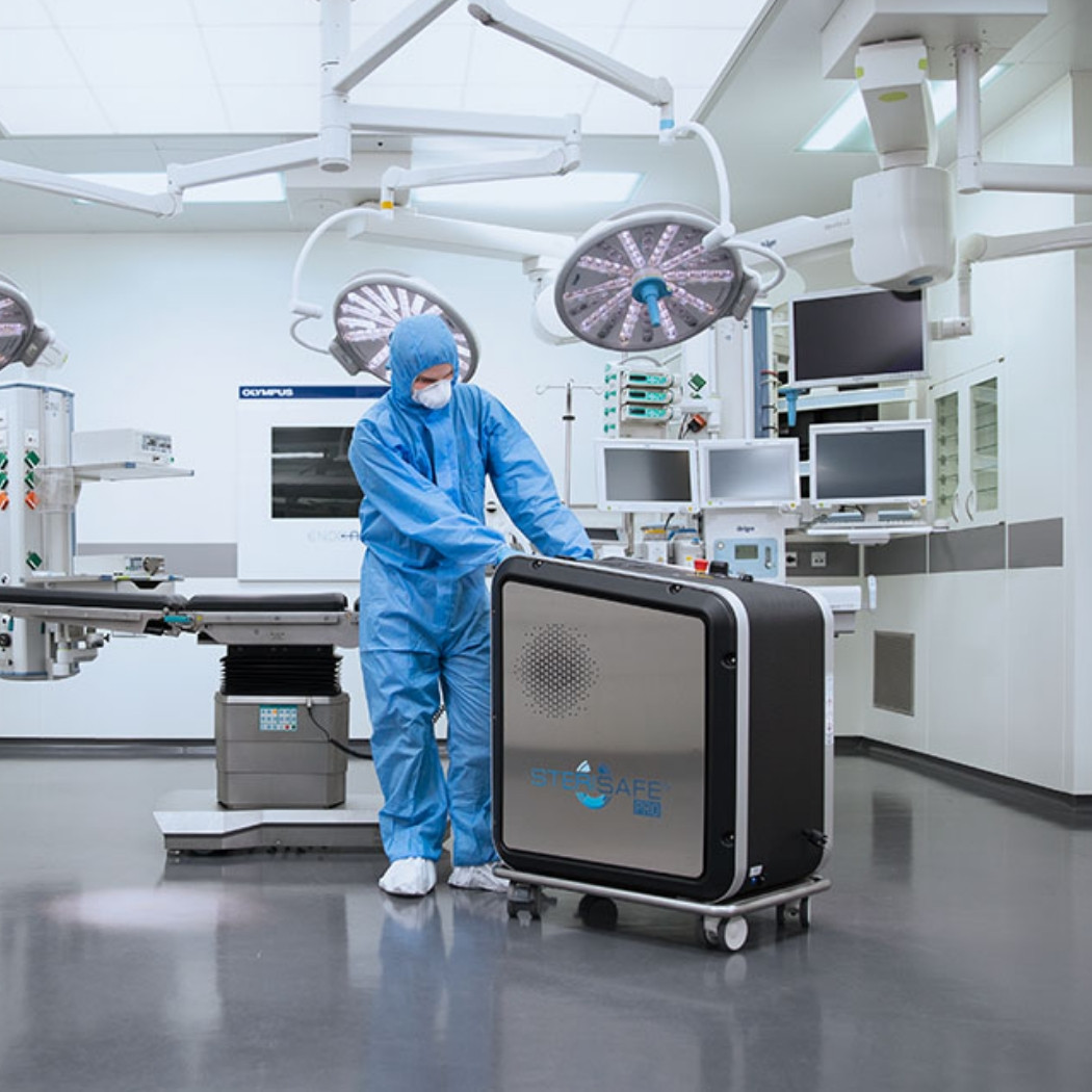 Ein Mann desinfiziert einen OP Saal