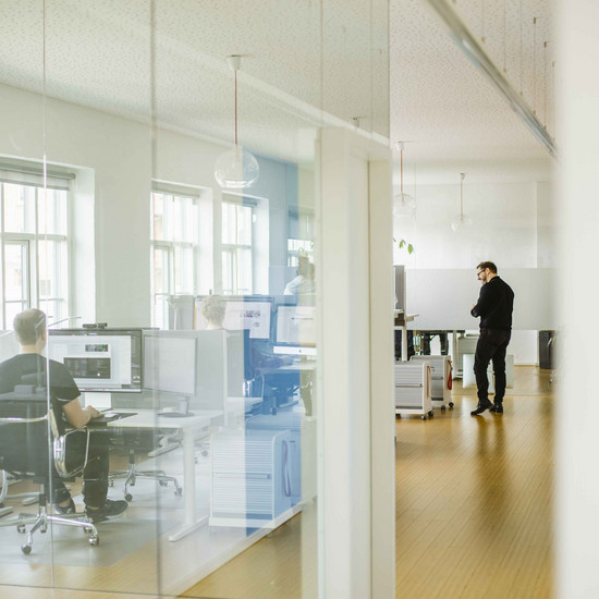 Frischer Wind für Kieler Arbeitsplätze Einblicke in das Kieler Büro durch Glasscheibe