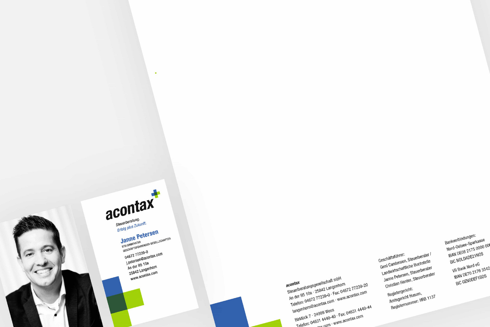 hochzwei_acontax_teaser_gross_01.jpg Briefpapier und Visitenkarte mit grün-blauem Logo von acontax