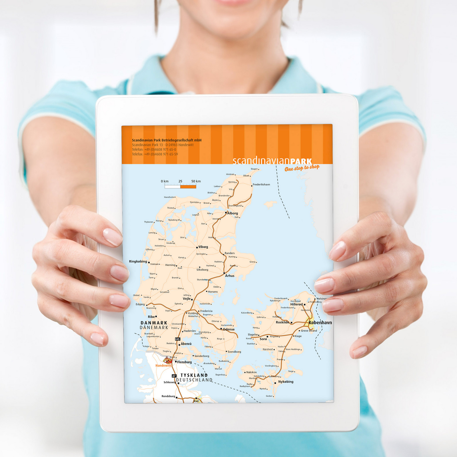 hochzwei_scan_teaser_02.jpg Frau zeigt Landkarte von Dänemark zum Scandipark