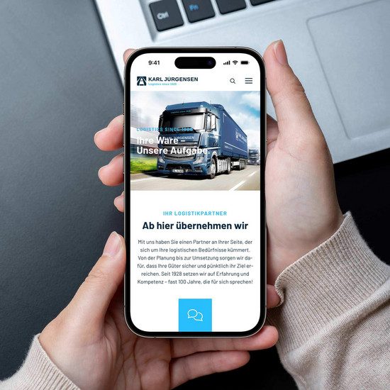 Hände halten ein Smartphone mit der neuen Karl Jürgensen Webseite.