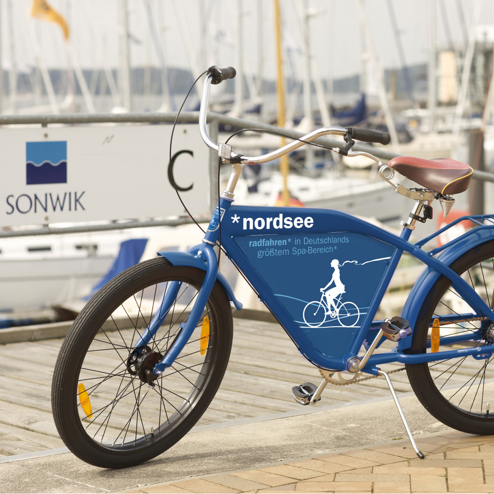 hochzwei_nordsee_teaser_01.jpg Blaues Fahrrad steht am Sonwiker Hafen