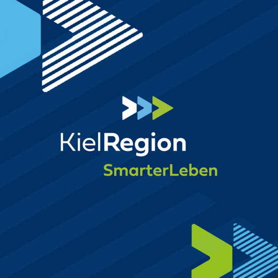"Kiel Region Smarter Leben" Schriftzug auf dunkelblau mit Pfeilen in weiß, hellblau und hellgrün