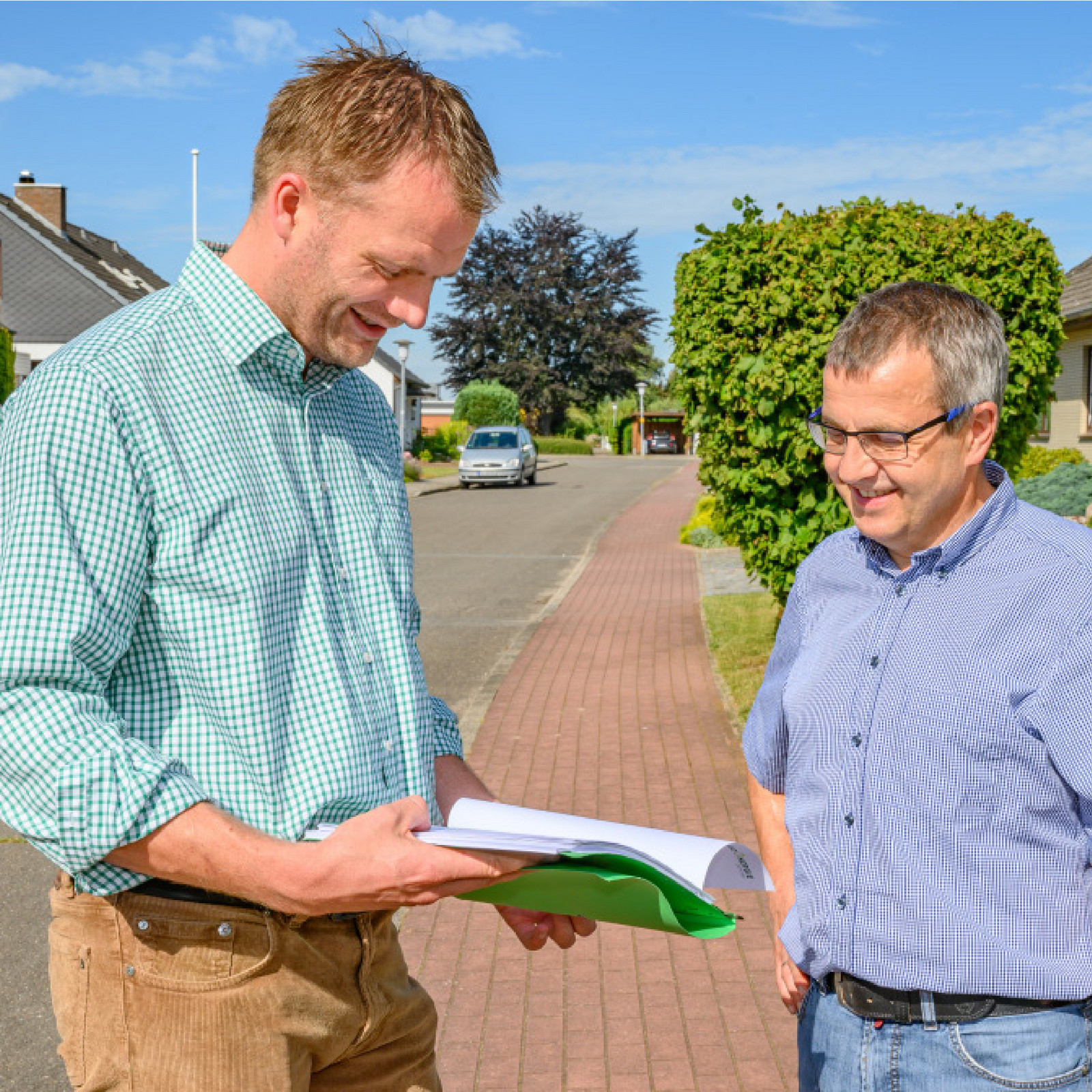 hochzwei_agrar_teaser_06.jpg Zwei Männer im Kundengespräch