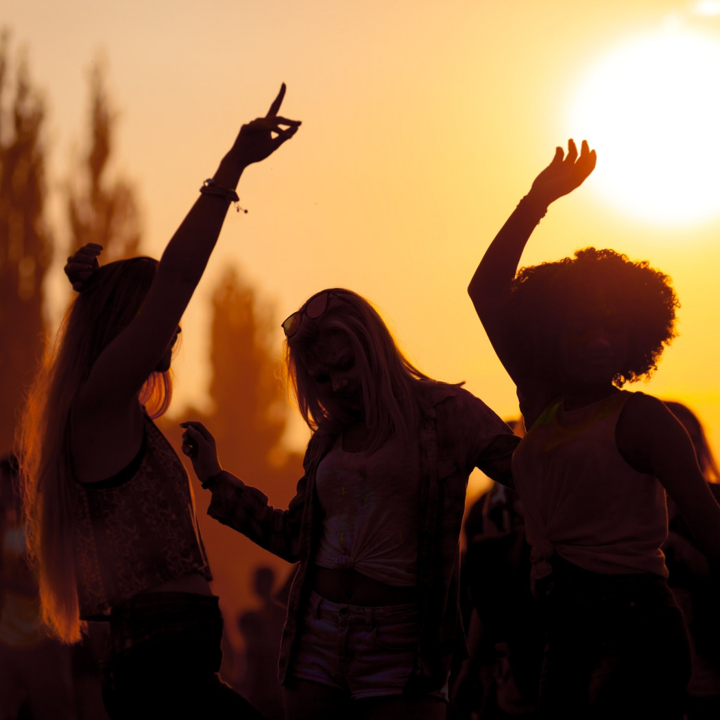 h2_boe_teaser_04.jpg Silhouette dreier feiernder Menschen