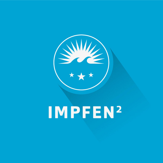 Ein Pieks-Hoch über dem Norden! Blaue Kachel mit HOCHZWEI-Logo: Impfen²