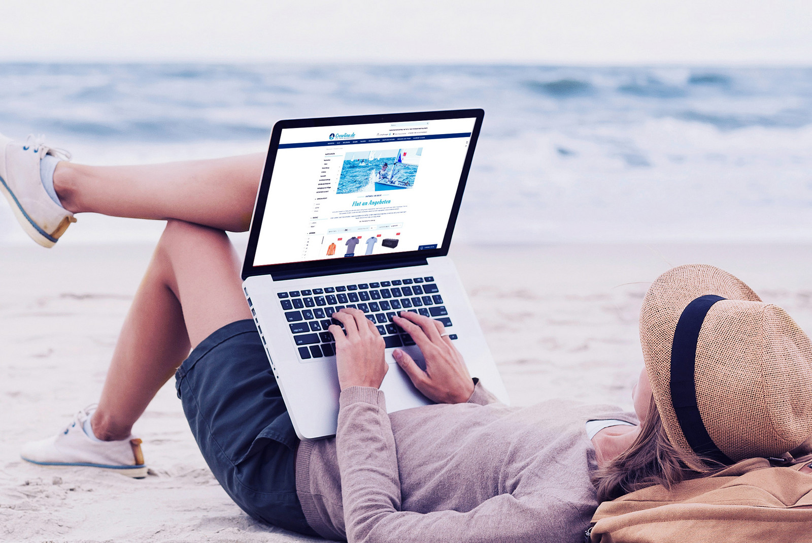 hochzwei_fys_teaser_gross_02.jpg Person liegt am Strand mit Laptop auf den Knien