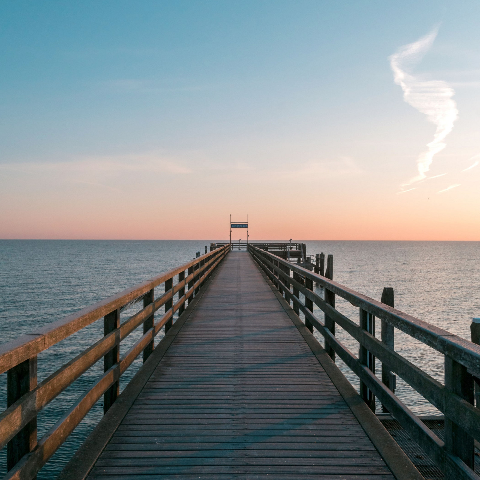 hochzwei_nodi_teaser_02.jpg Steg am Strand im Sonnenuntergang