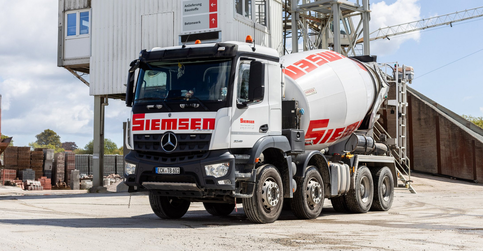 Ein Siemsen Betonmischfahrzeug auf dem Siemsen Gelände.