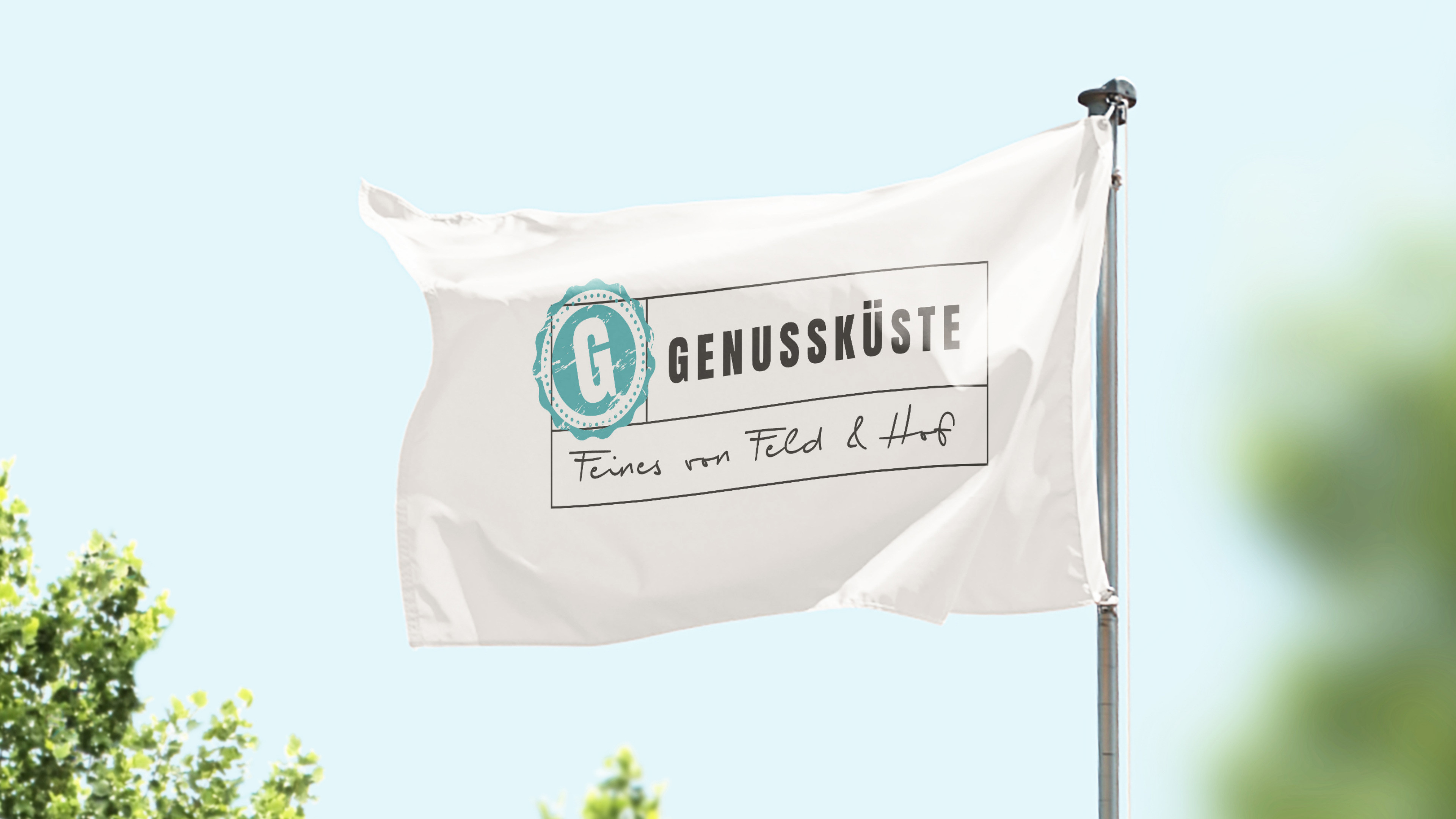 Weiße Flagge weht am Fahnenmast