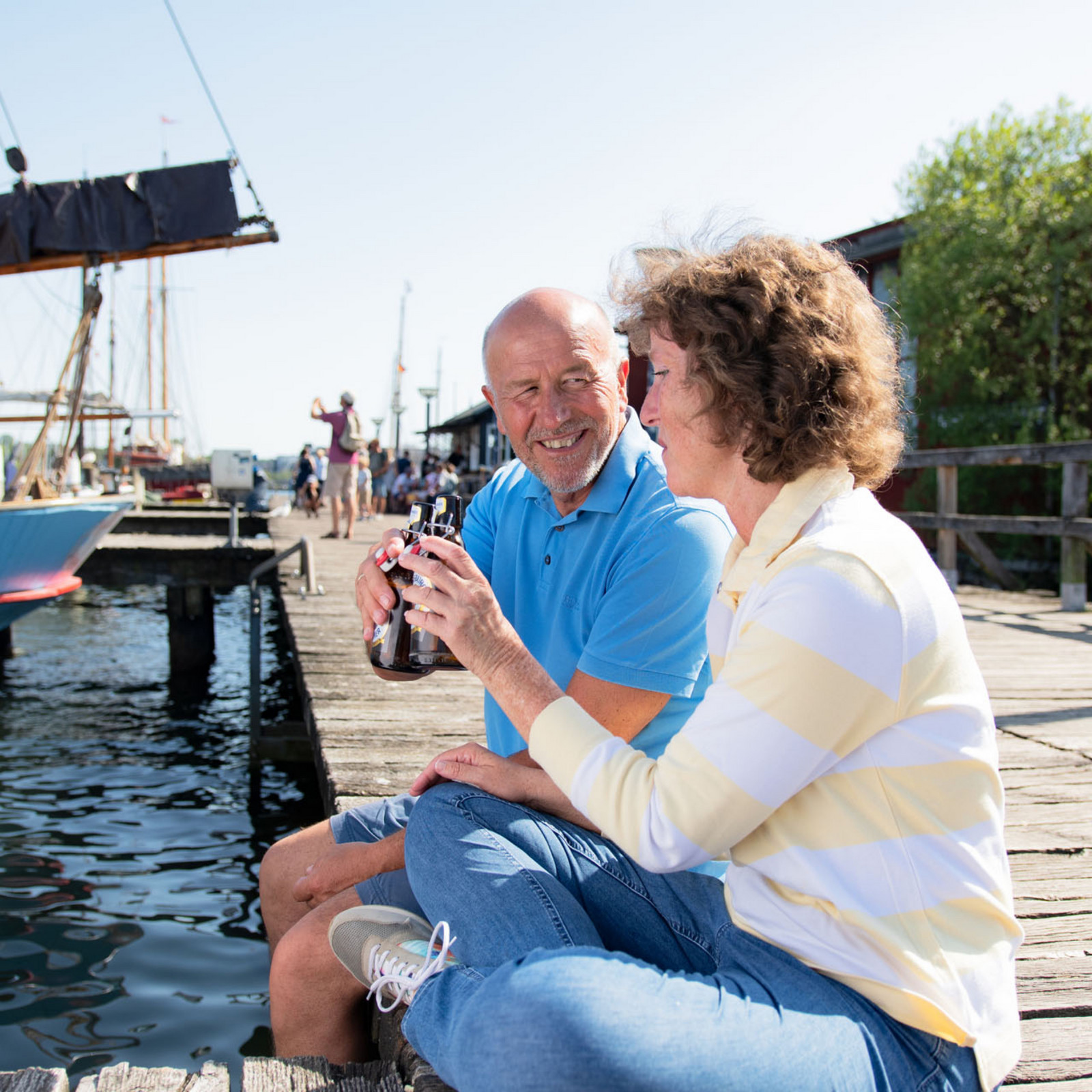 hochzwei_flfj_teaser_05.jpg Älteres Ehepaar stößt mit einem Bier an