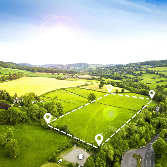 Vier Standortmarkierungen auf einem Feld