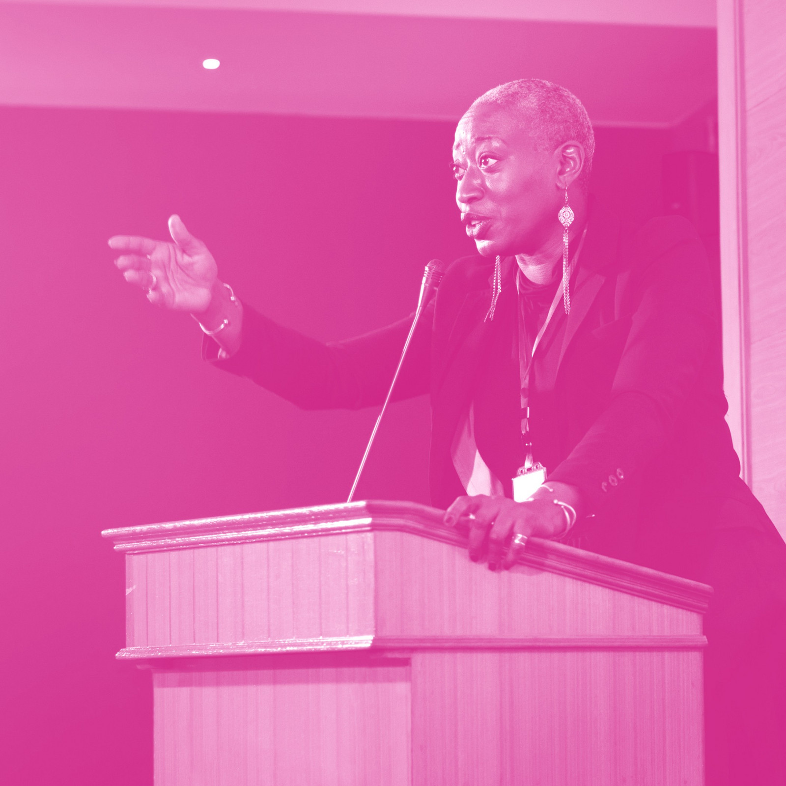 h2_lfrsh_teaser_07.jpg Frau steht am Podest und hält eine Rede