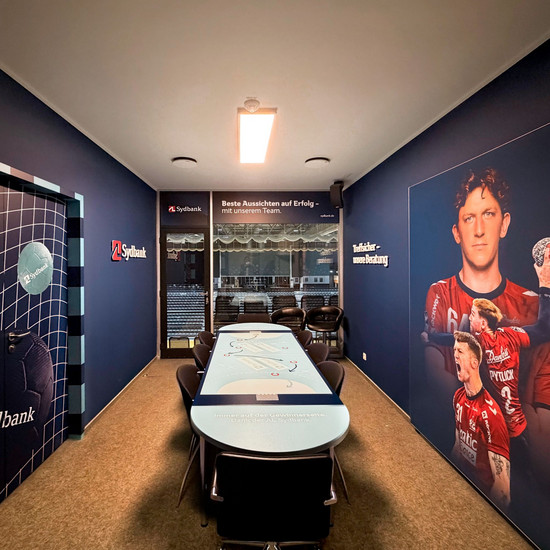 Blick in eine SG Loge der Sydbank, mit einem Tisch und Stühlen, sowie Blick auf das Handballfeld
