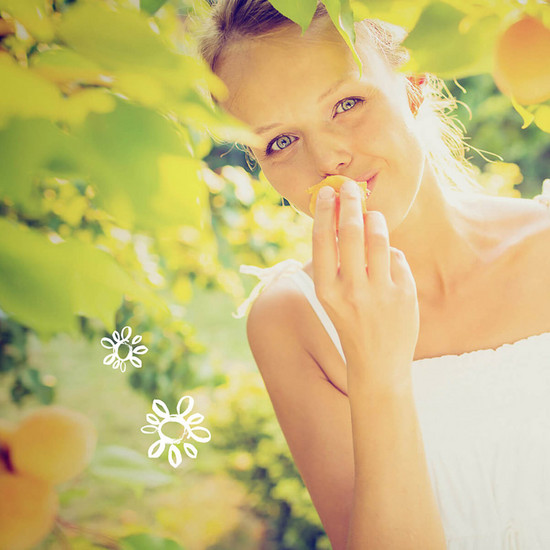 Grüner wird's nicht! Frau riecht an Blume