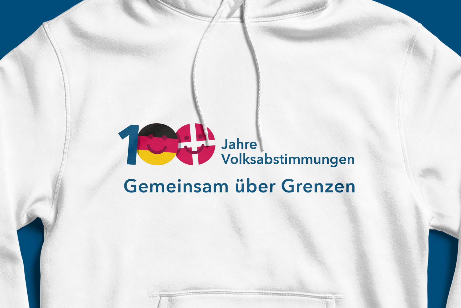 Weißer Hoodie mit einem Aufdruck zu 100 Jahre Volksabstimmung