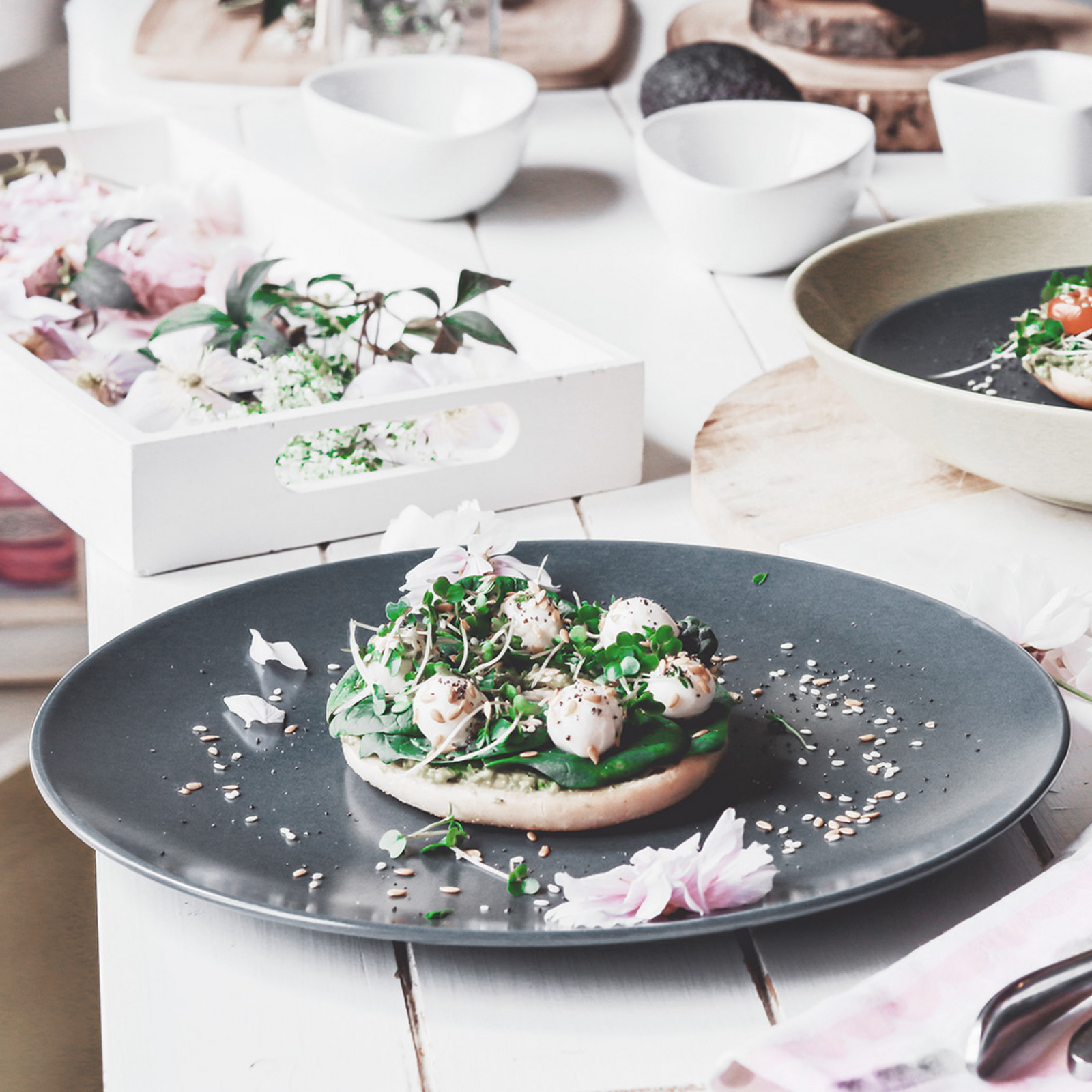 hochzwei_roba_teaser_07.jpg Hübsch dekorierter grauer Teller