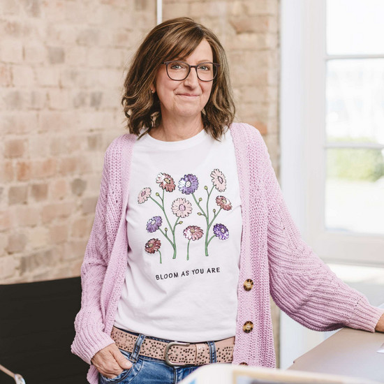 Trommelwirbel für Steffi Unsere Kollegin Steffi steht an ihrem Schreibtisch.