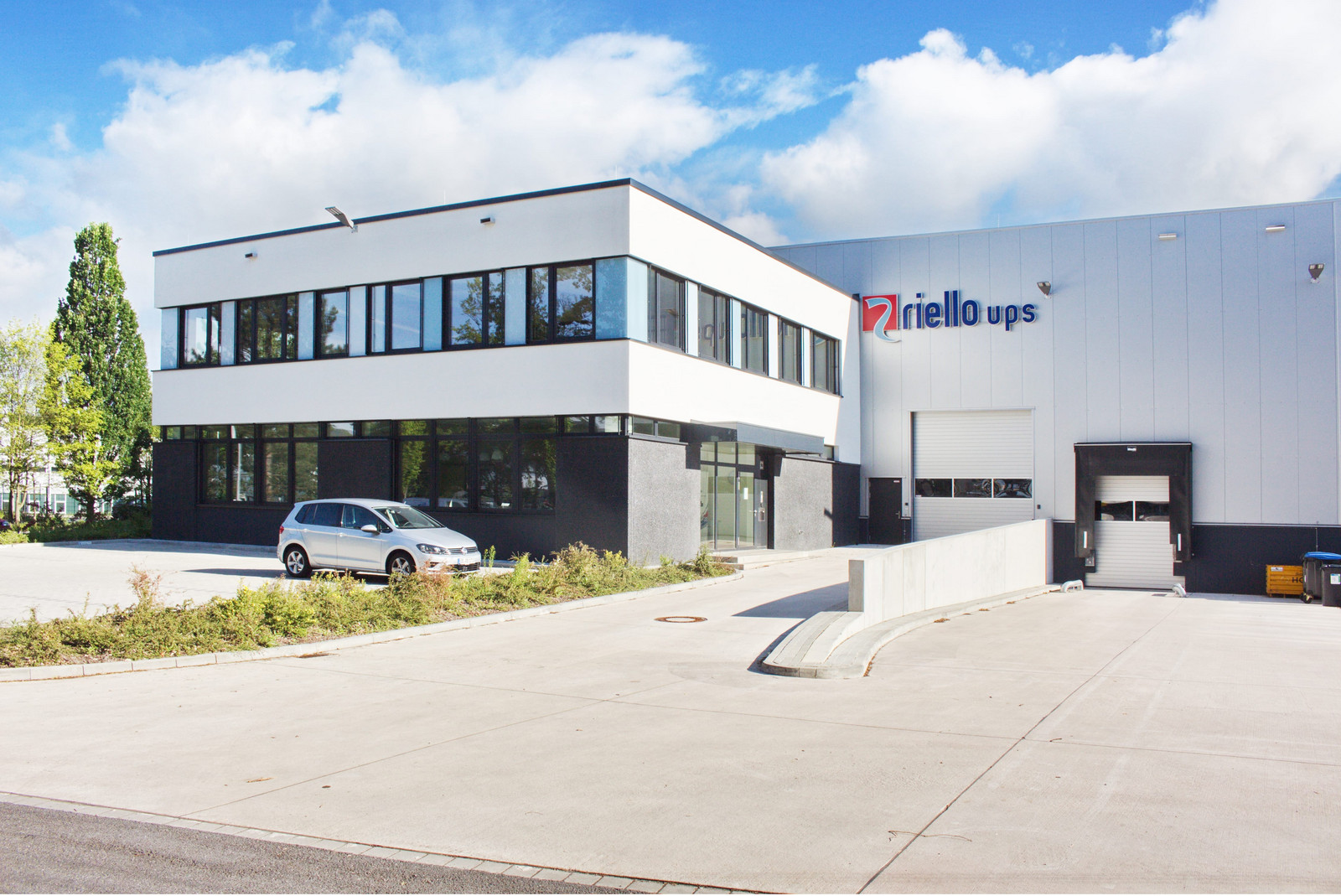 hochzwei_riello_teaser_gross_01.jpg Blick auf das Riello ups Hauptquartier