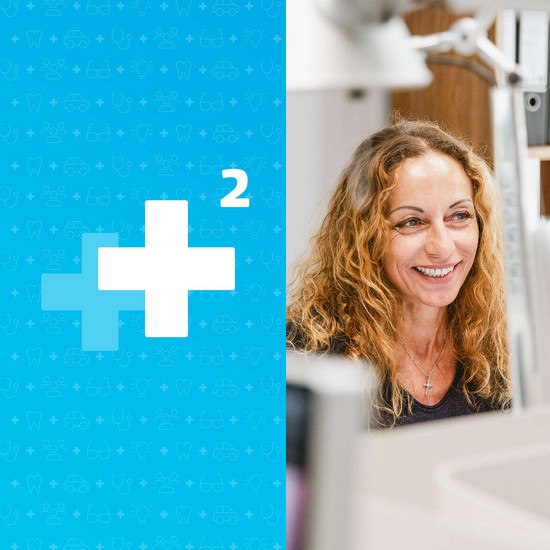 Zweigeteilte Grafik. Auf der linken Seite ein hellblau hinterlegtes Plus mit einem hoch 2 dran, auf der rechten Seite eine Angestellte von Hochzwei an ihrem Arbeitsplatz. Auffällig ist ihr strahlendes Lächeln.