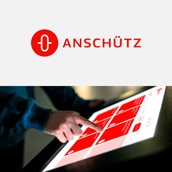 Die Anschütz Website auf einem Tablet, auf dem gerade jemand rumtippt.