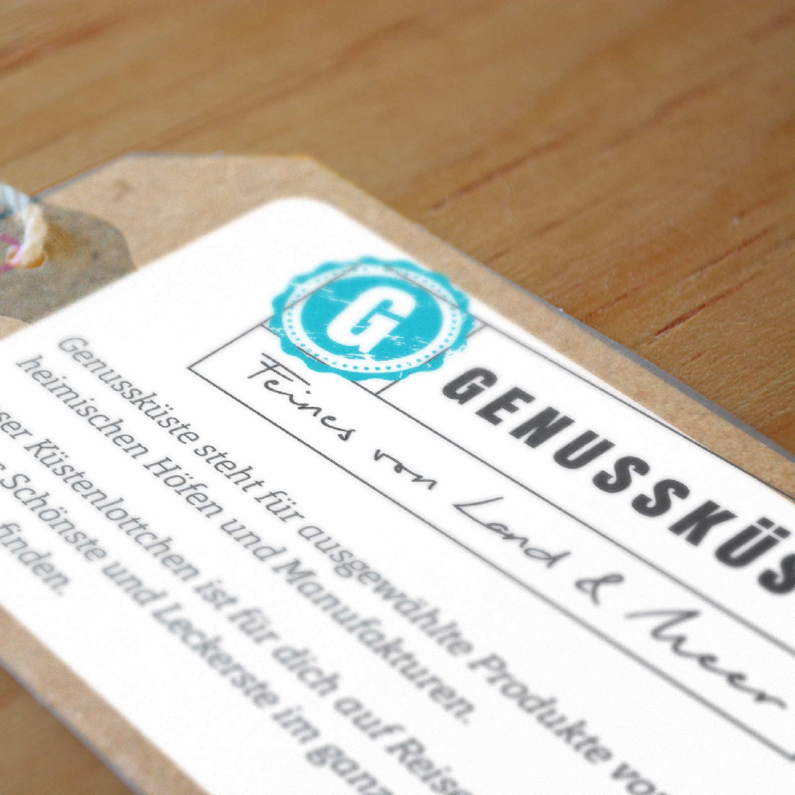 hochzwei_kogu_teaser_06.jpg Nahaufnahme von einem Schild von Kontor Guldholm