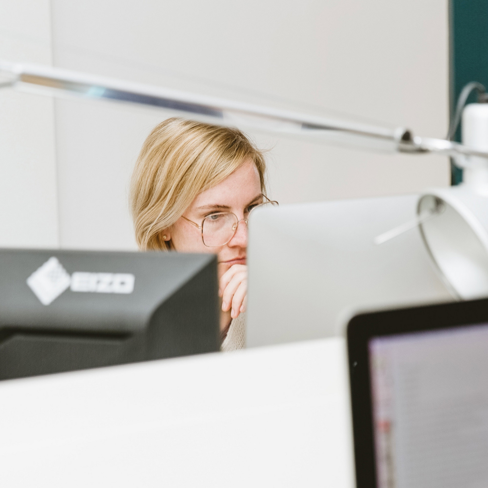Hochzwei Mitarbeiterin Merle sitzt an Ihrem Schreibtisch
