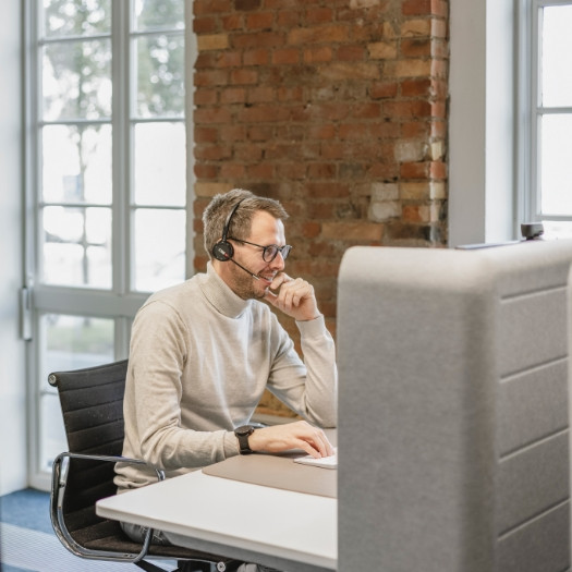 h2_einblicke-arbeitgeber_teaser_07.jpg HOCHZWEI-Mitarbeiter am Schreibtisch