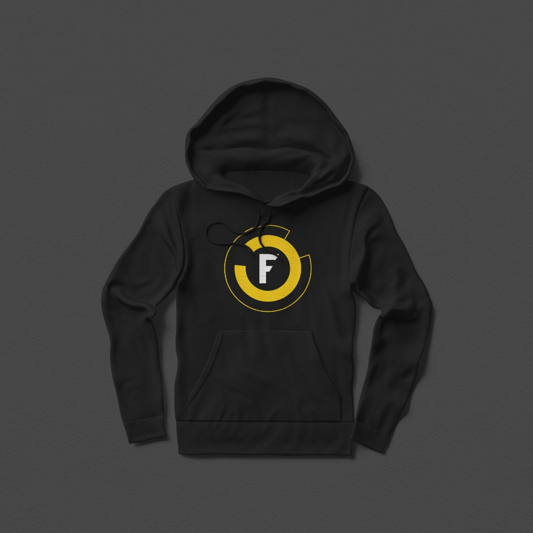hochzwei_FabianFruehling_teaser_06.jpg Ein schwarzer Hoodie mit dem Logo von Fabian Frühling