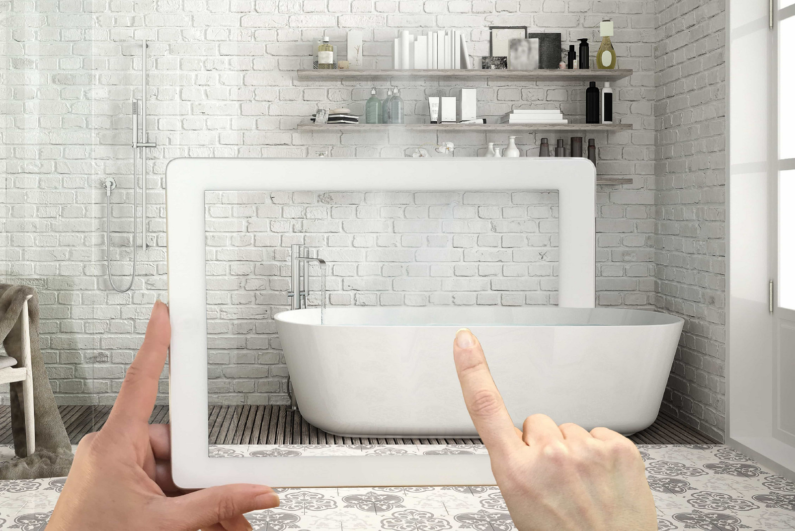 hochzwei_friedrichlange_teaser_gross_02.jpg Eine Person hält einen Rahmen in ein Badezimmer