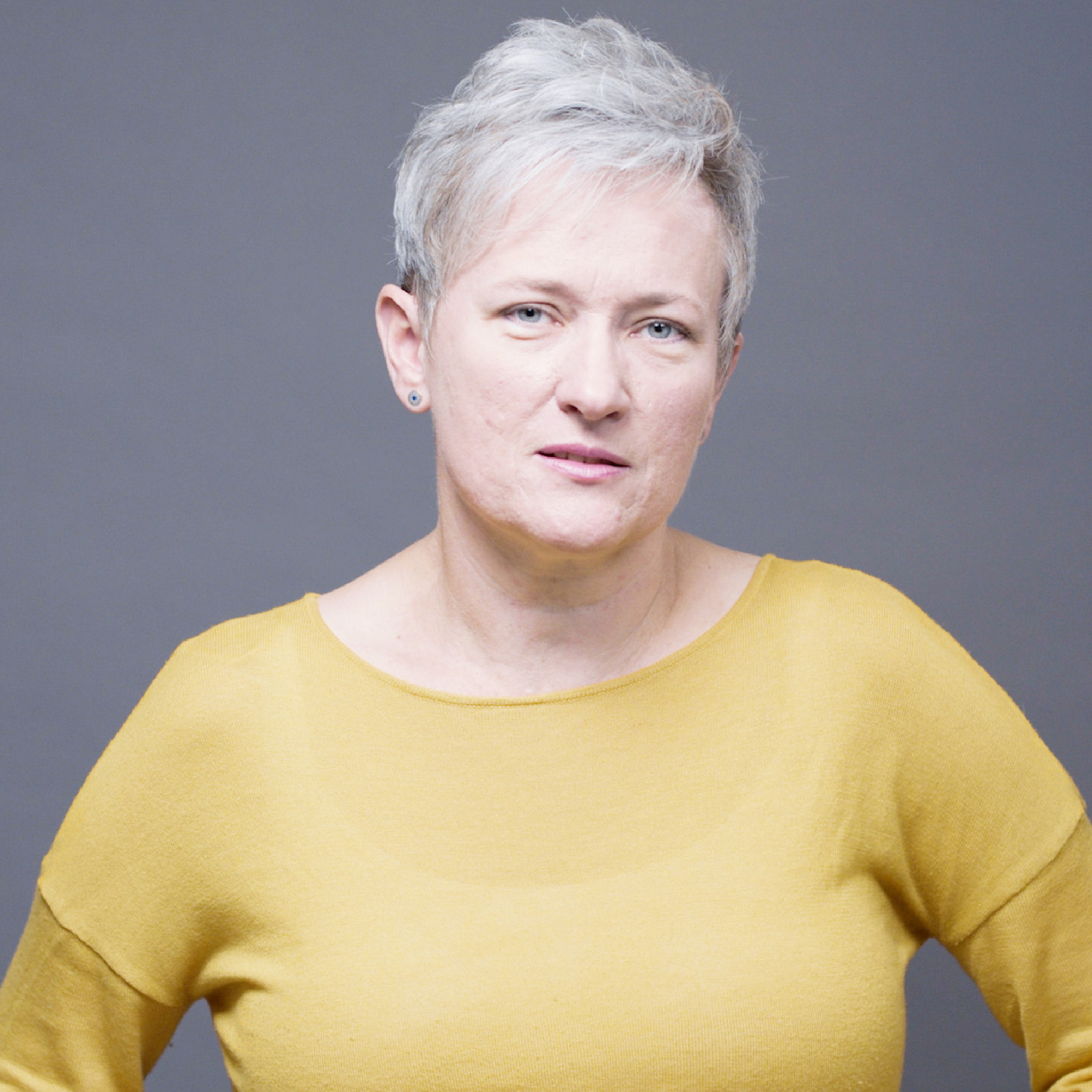 hochzwei_hos_teaser_06.jpg Eine Frau im gelben Shirt im Interview mit bewegtbild