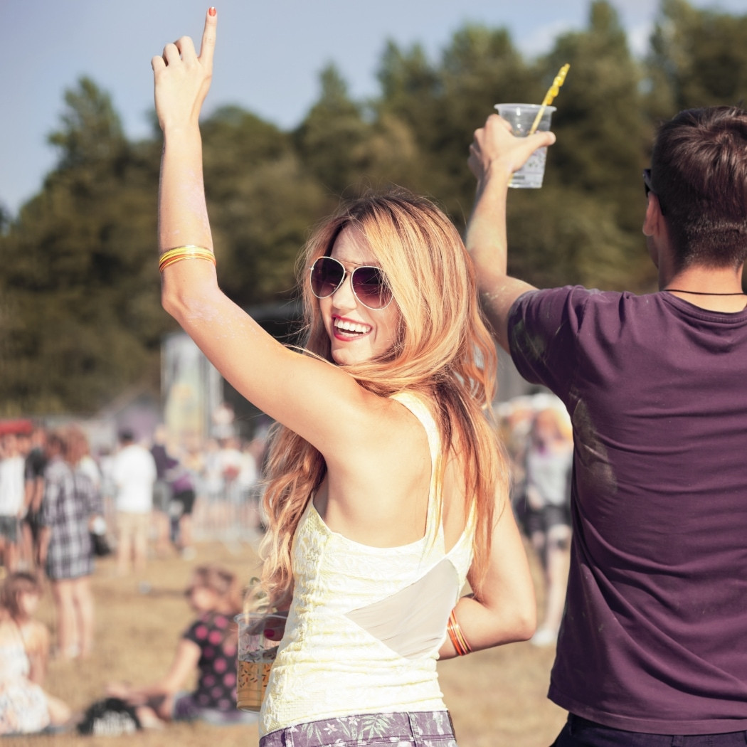 h2_boe_teaser_06.jpg Feierndes Paar bei Festival