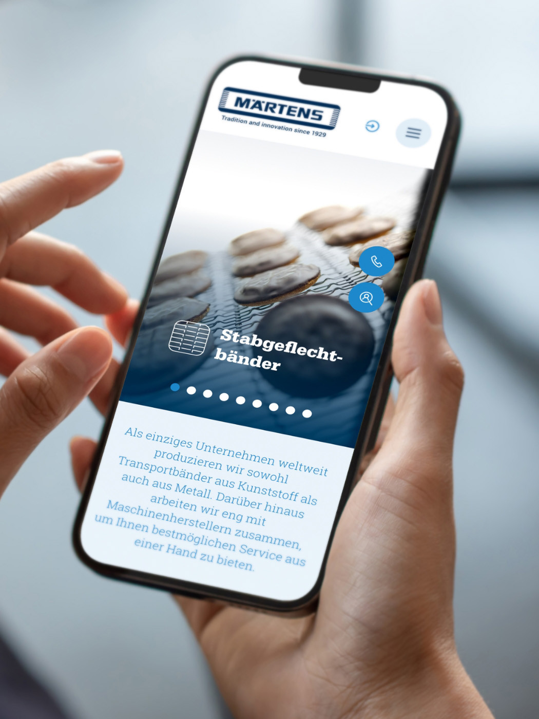 hochzwei_MRT_teaser_06.jpg Eine Frau trägt ein Smartphone in der Hand