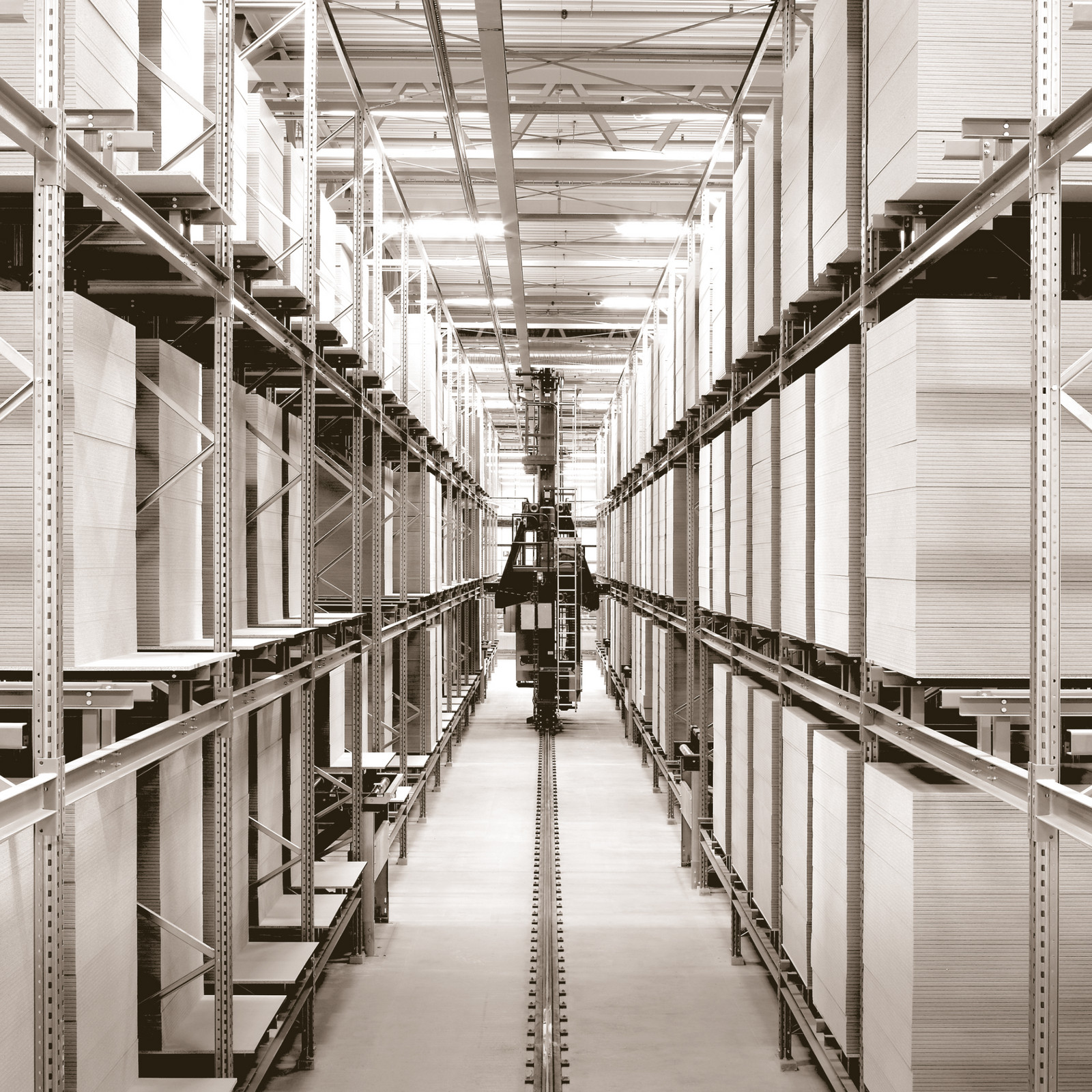 hochzwei_anthon_teaser_04.jpg Schwarz-weißes Foto einer Lagerhalle