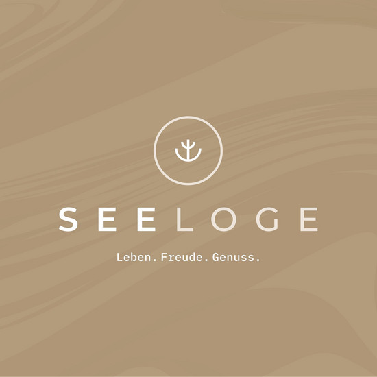 In erster Reihe Logo des Hotels Seeloge aus Eutin