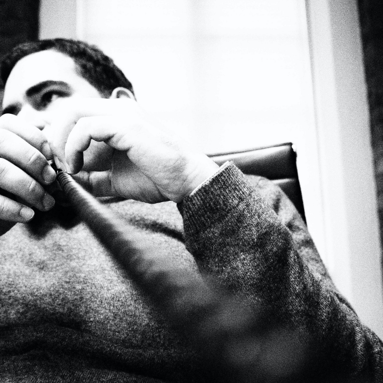 hochzwei_h2_teaser_01.jpg Felix Worm hält ein Telefonkabel in der Hand