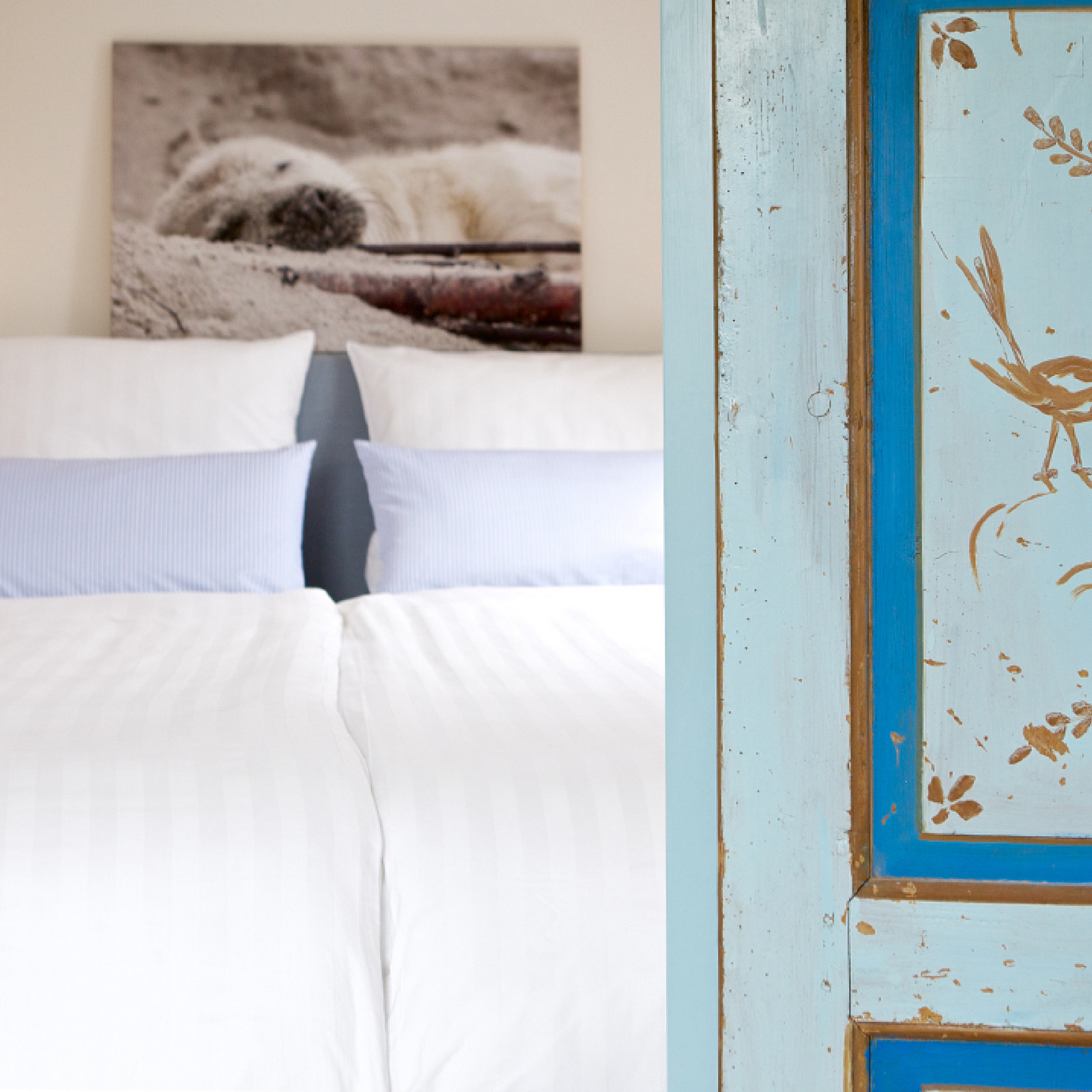 hochzwei_jess_teaser_07.jpg Blick auf ein frisch bezogenes Bett