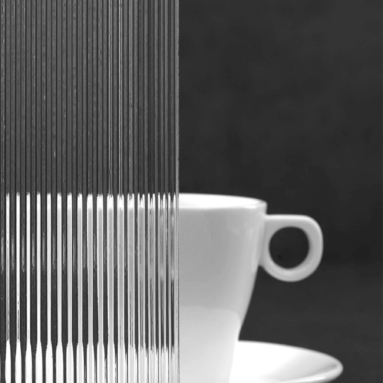 hochzwei_glre_teaser_02.jpg Eine weiße Tasse mit der passenden Untertasse