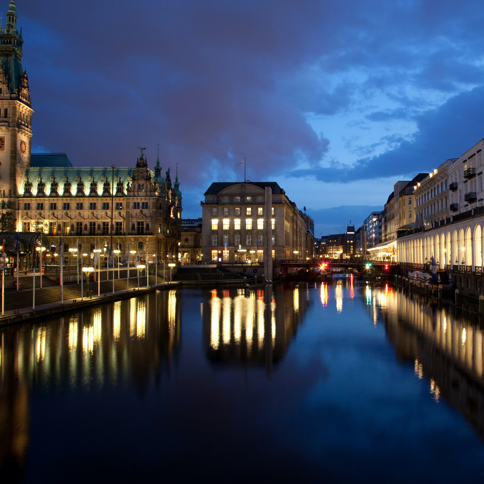 hochzwei_noho_teaser_04.jpg Blick auf Hamburger Rathaus bei Dämmerdung