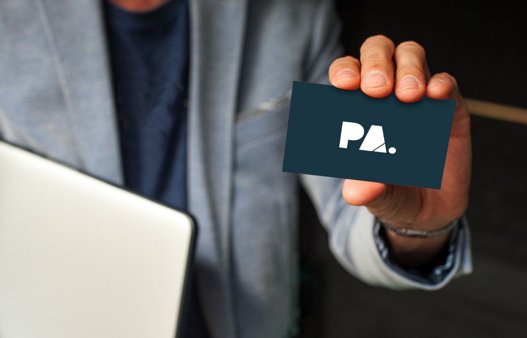 projectanalysts-01.jpg Mann hält dunkle Visitenkarte in der Hand